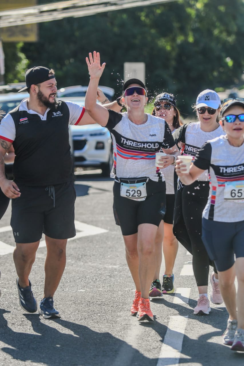 Atleta corriendo al amanecer o monitoreando sus métricas en su reloj inteligente