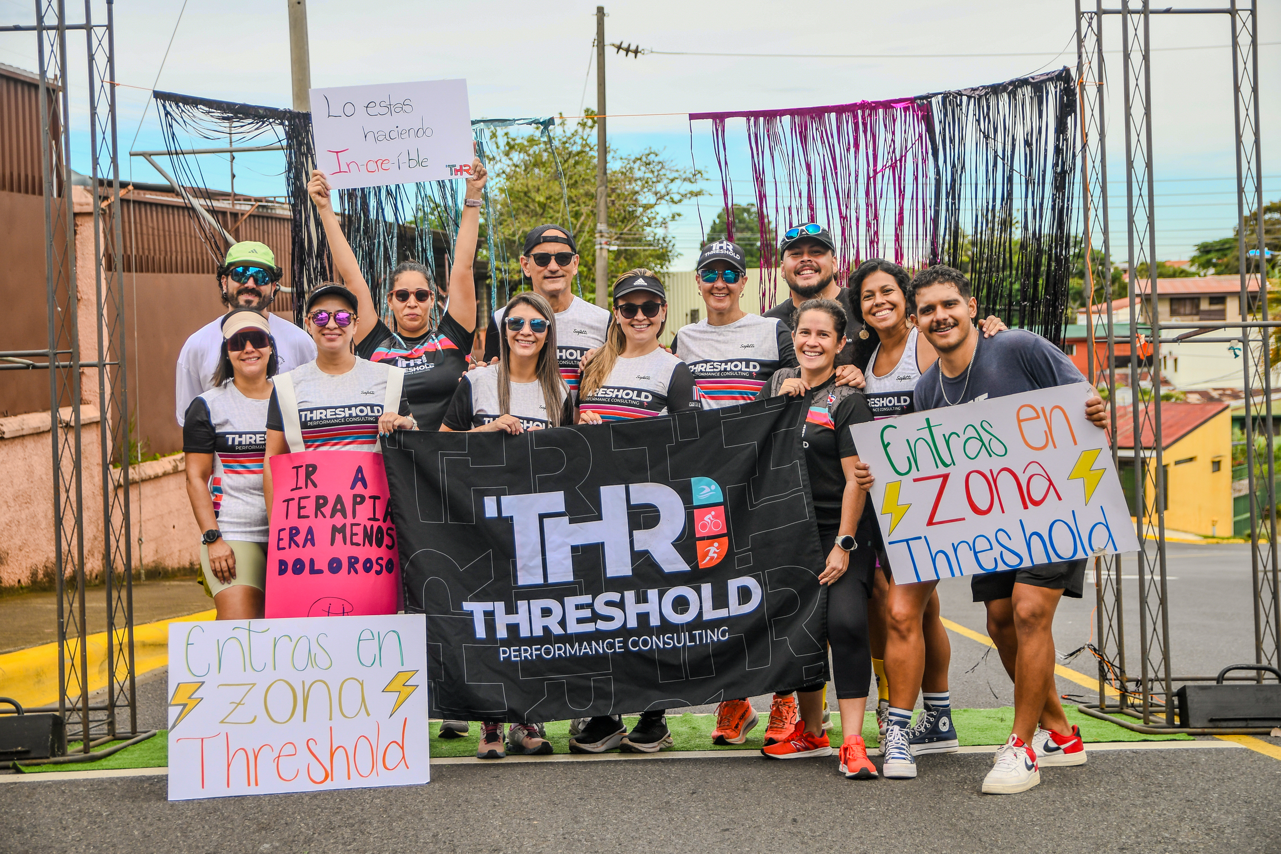 El equipo de Threshold entrenando en una pista de atletismo o rodando juntos en ruta