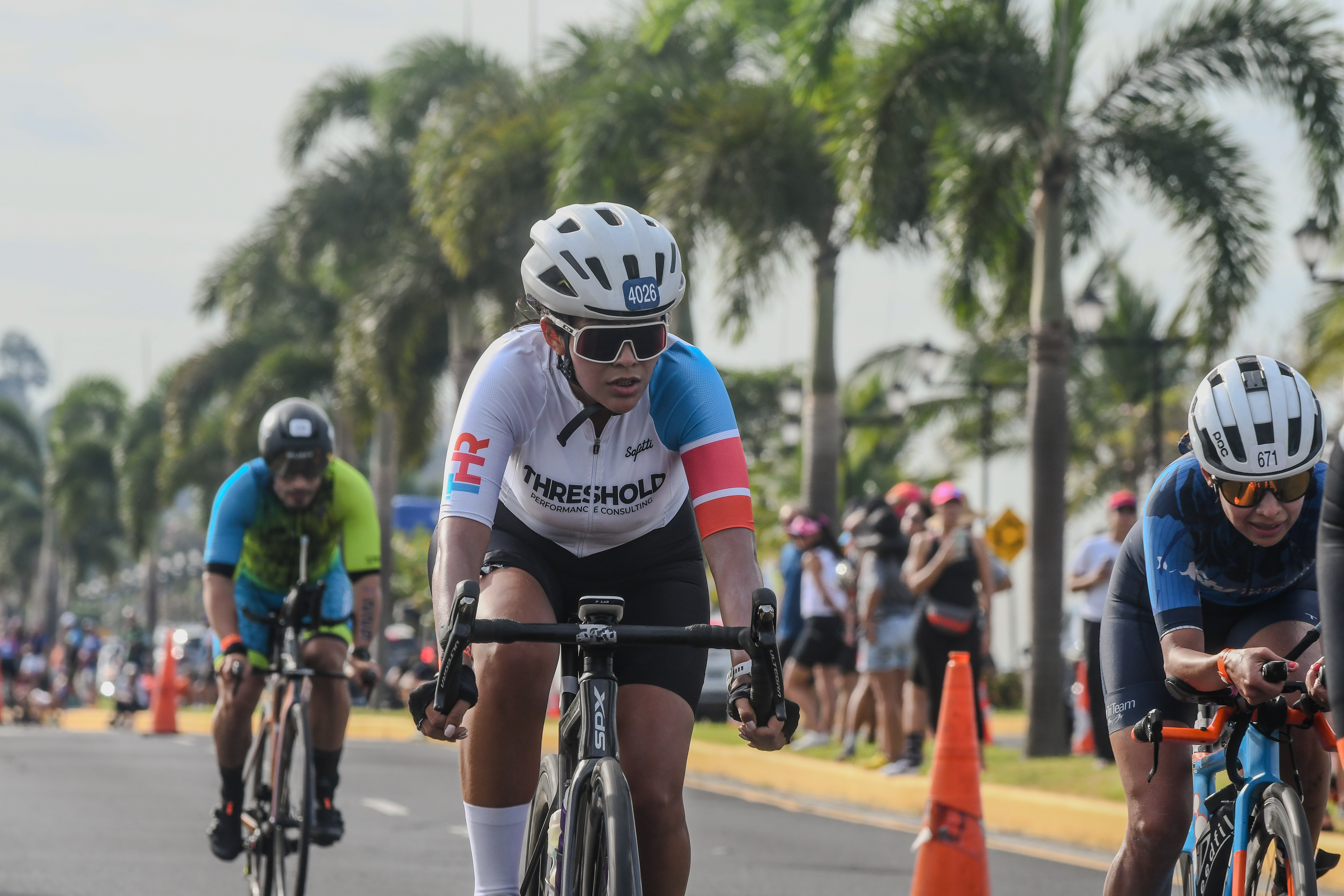 Triatleta saliendo del agua en una transición rápida o rodando en su bicicleta de crono